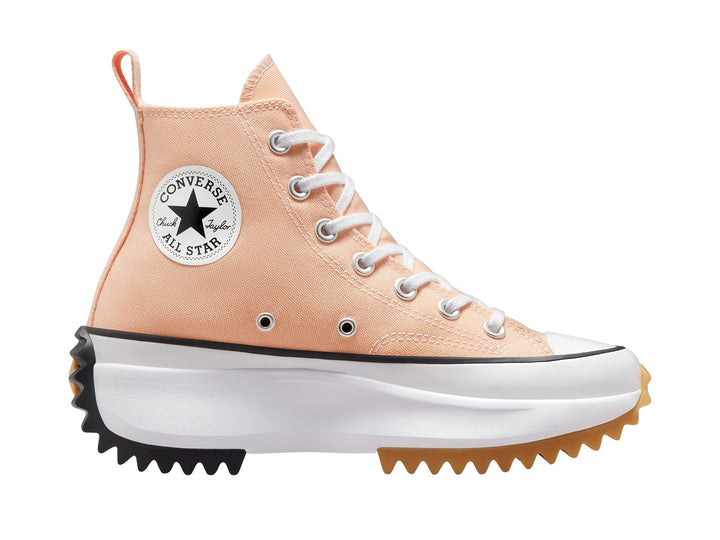 Tenis Converse Run Star Hike color coral con suela blanca de plataforma y base dentada.