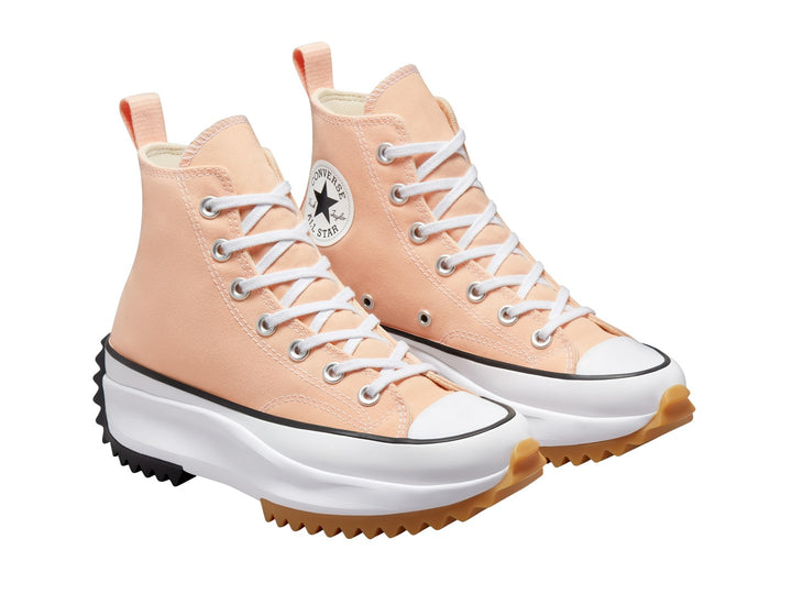 Tenis Converse Run Star Hike color coral con suela blanca de plataforma y base dentada.