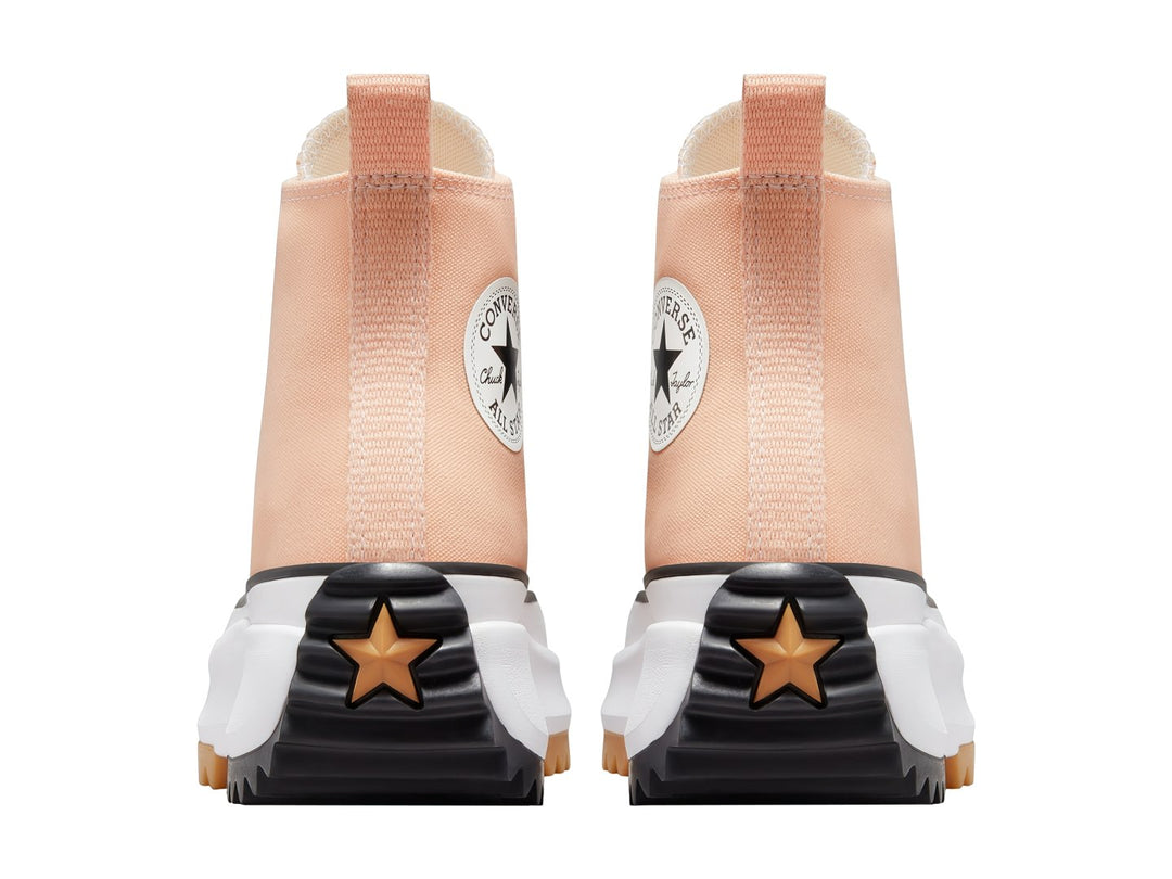 Tenis Converse Run Star Hike color coral con suela blanca de plataforma y base dentada.