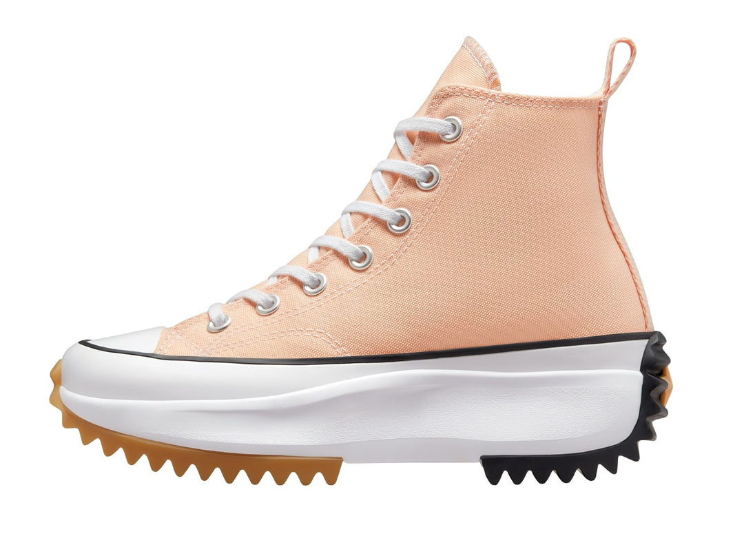 Tenis Converse Run Star Hike color coral con suela blanca de plataforma y base dentada.