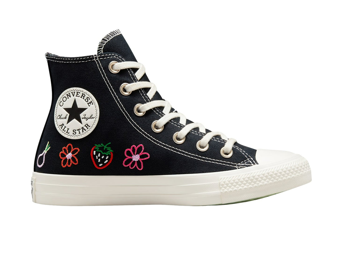Tenis Converse Chuck Taylor All Star HI color negro con bordados coloridos de frutas y flores y suela blanca.