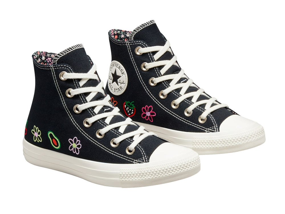 Tenis Converse Chuck Taylor All Star HI color negro con bordados coloridos de frutas y flores y suela blanca.
