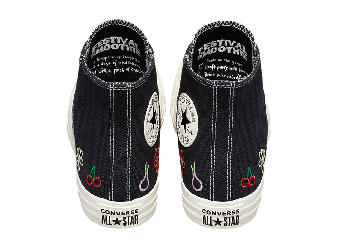 Tenis Converse Chuck Taylor All Star HI color negro con bordados coloridos de frutas y flores y suela blanca.