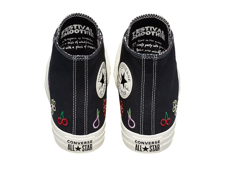 Tenis Converse Chuck Taylor All Star HI color negro con bordados coloridos de frutas y flores y suela blanca.