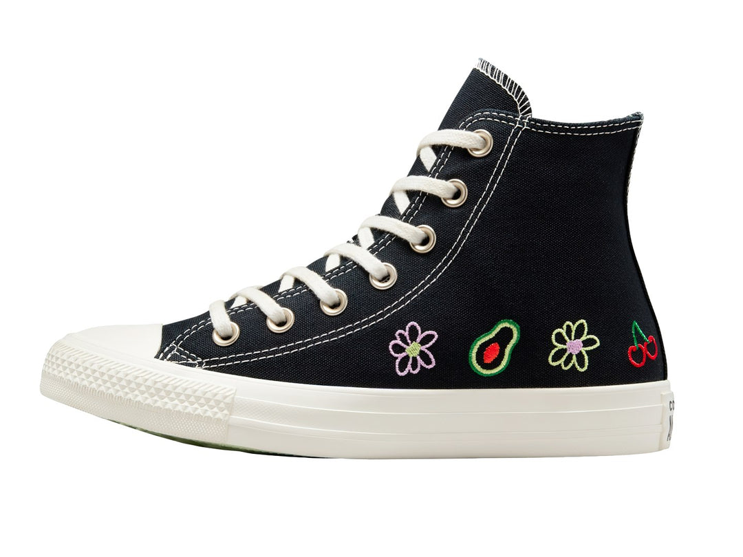 Tenis Converse Chuck Taylor All Star HI color negro con bordados coloridos de frutas y flores y suela blanca.