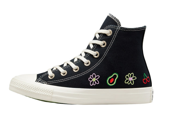 Tenis Converse Chuck Taylor All Star HI color negro con bordados coloridos de frutas y flores y suela blanca.