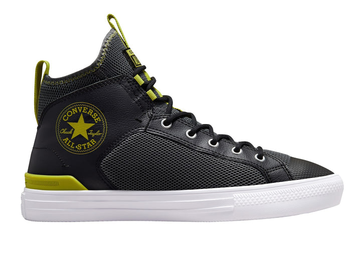 Tenis Converse Chuck Taylor All Star Ultra Mid color negro con suela blanca y detalles amarillos.