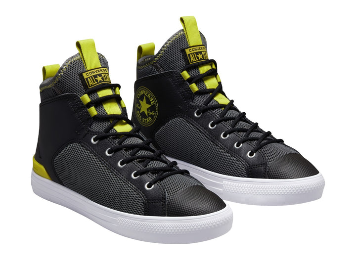 Tenis Converse Chuck Taylor All Star Ultra Mid color negro con suela blanca y detalles amarillos.