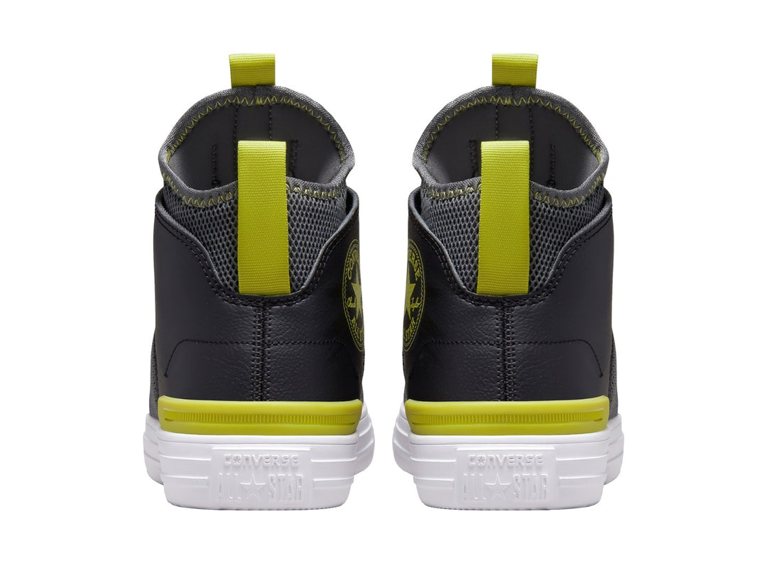 Tenis Converse Chuck Taylor All Star Ultra Mid color negro con suela blanca y detalles amarillos.