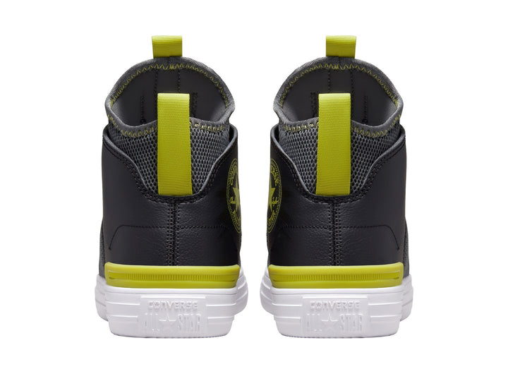 Tenis Converse Chuck Taylor All Star Ultra Mid color negro con suela blanca y detalles amarillos.