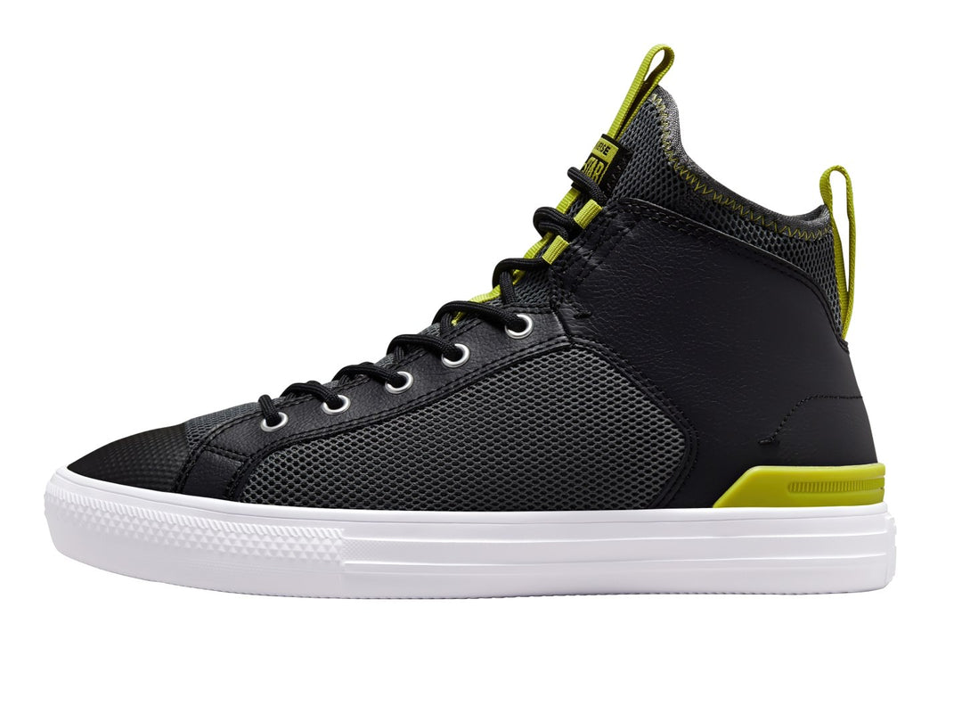 Tenis Converse Chuck Taylor All Star Ultra Mid color negro con suela blanca y detalles amarillos.
