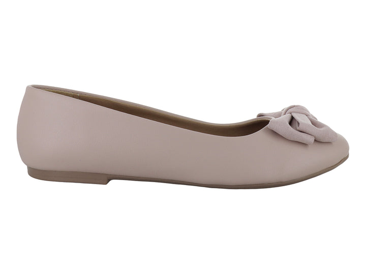 Zapato plano color beige con un moño decorativo en la punta y acabado mate.