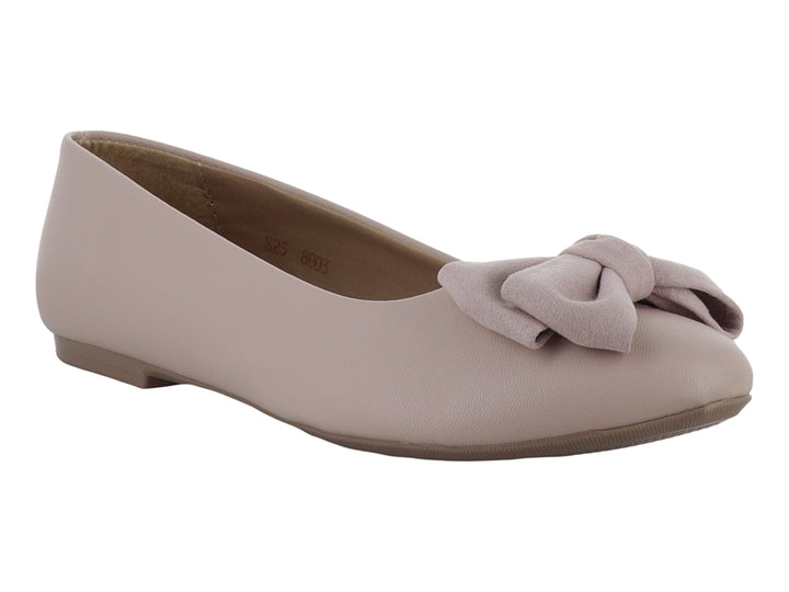 Zapato plano color beige con un moño decorativo en la punta y acabado mate.