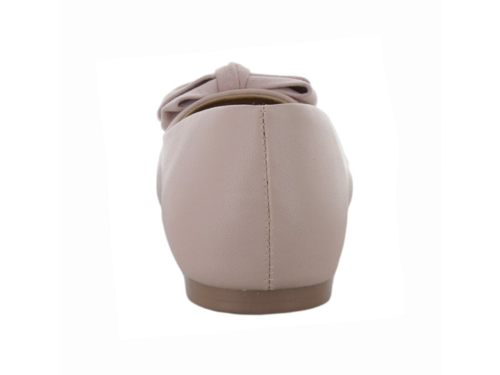 Zapato plano color beige con un moño decorativo en la punta y acabado mate.