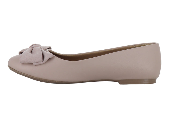 Zapato plano color beige con un moño decorativo en la punta y acabado mate.