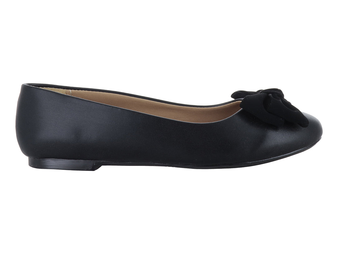 Zapato plano color negro con detalle de moño en la punta.