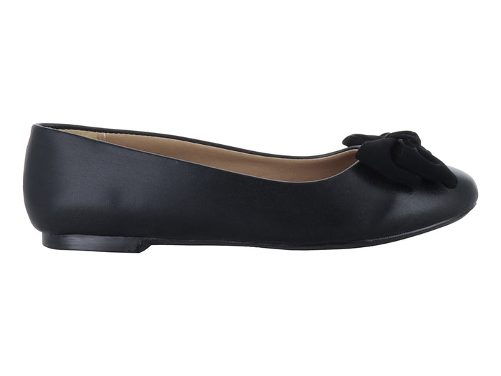 Zapato plano color negro con detalle de moño en la punta.