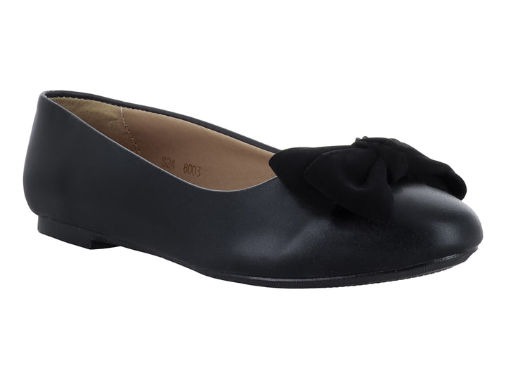 Zapato plano color negro con detalle de moño en la punta.