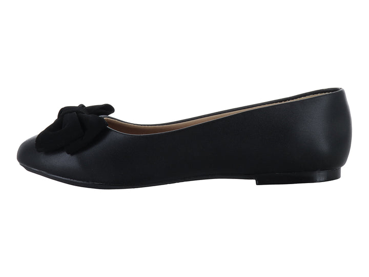 Zapato plano color negro con detalle de moño en la punta.