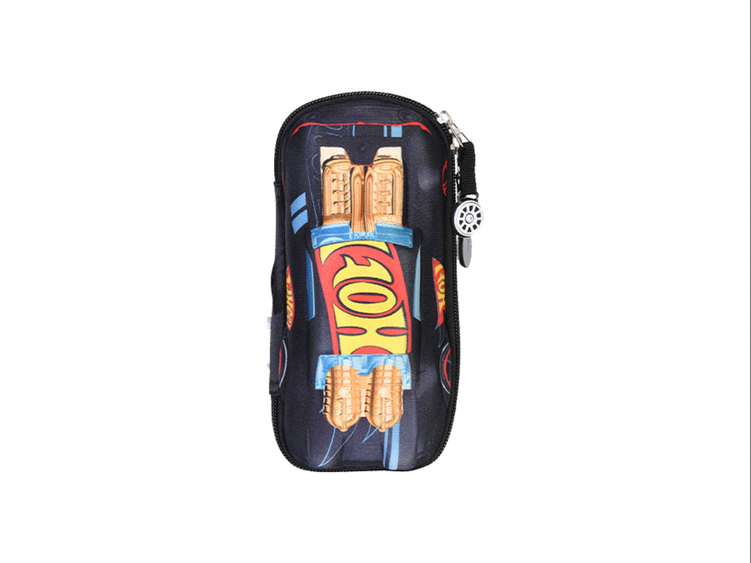 Lapicera negra de Hot Wheels con diseño de auto deportivo en colores rojo y amarillo para niño.