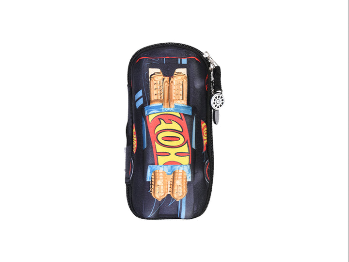 Lapicera negra de Hot Wheels con diseño de auto deportivo en colores rojo y amarillo para niño.