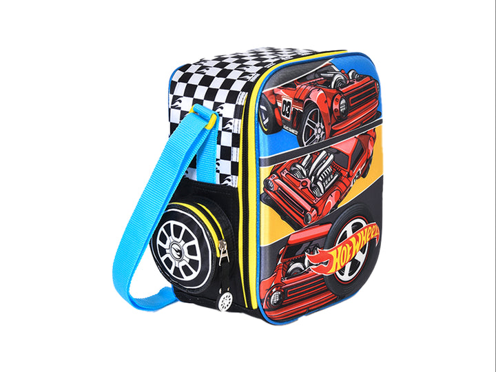 Lonchera infantil multicolor con estampado de autos Hot Wheels y correa azul.