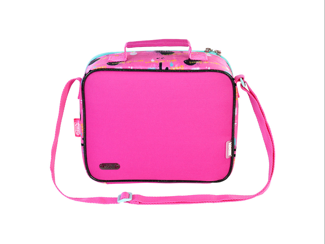 Lonchera infantil color rosa con estampado de personajes femeninos y texto We&