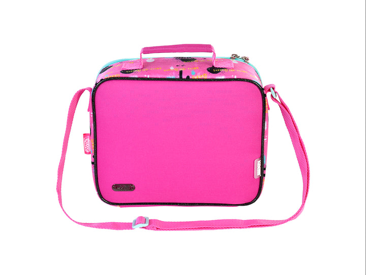 Lonchera infantil color rosa con estampado de personajes femeninos y texto We&
