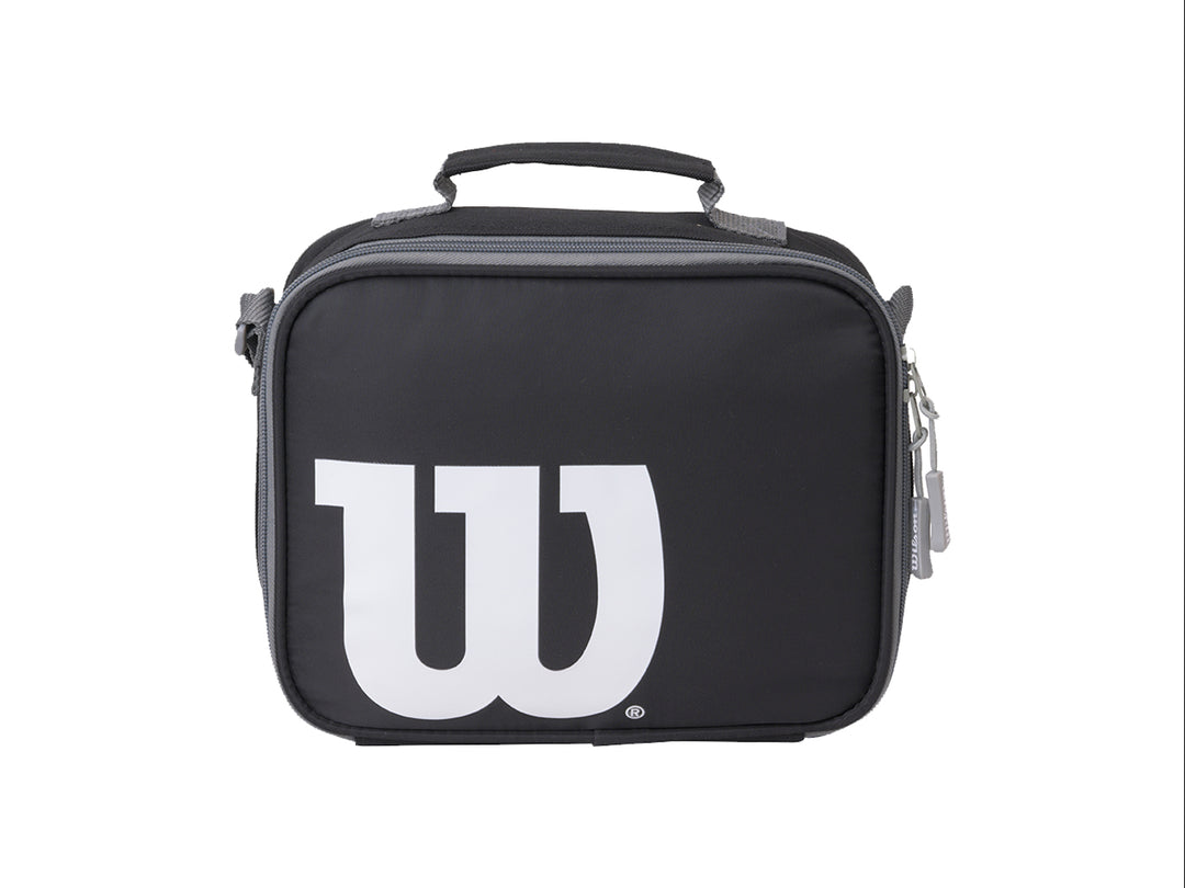 Lonchera juvenil de color negro con logo blanco de Wilson y detalles en gris, incluye asa superior.