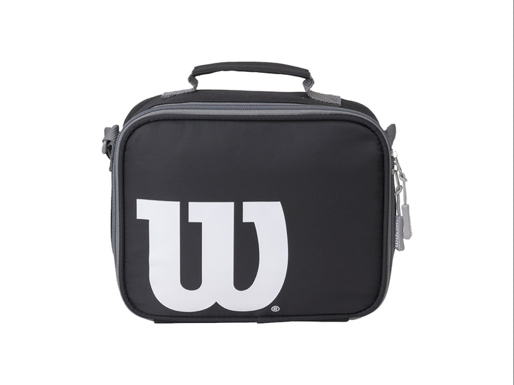 Lonchera juvenil de color negro con logo blanco de Wilson y detalles en gris, incluye asa superior.