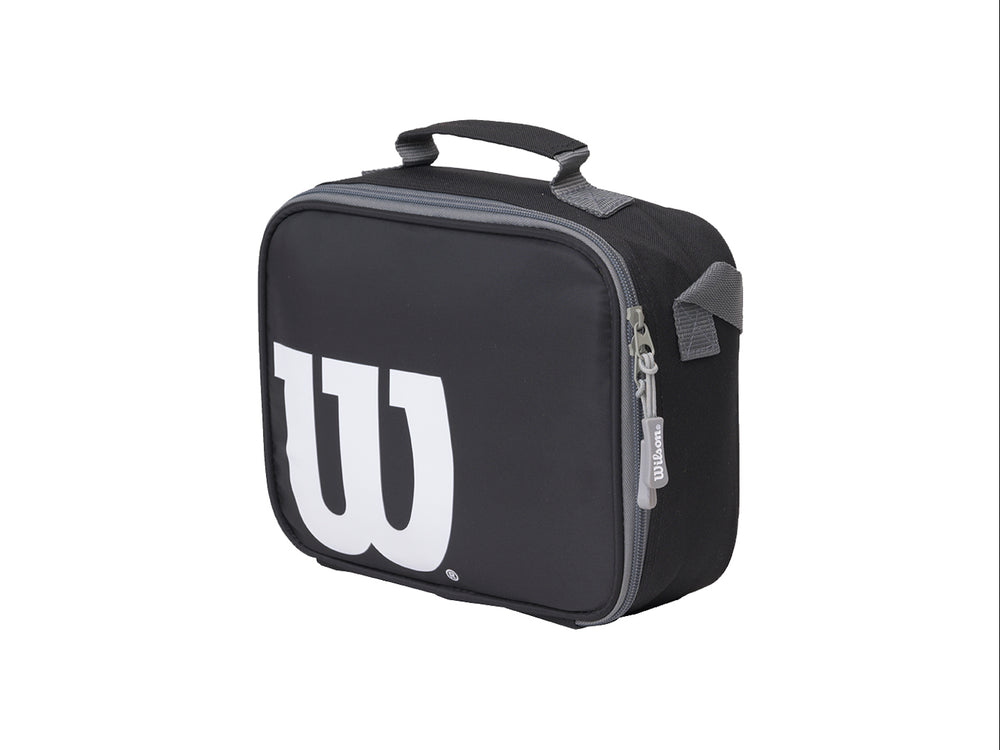 Lonchera juvenil de color negro con logo blanco de Wilson y detalles en gris, incluye asa superior.