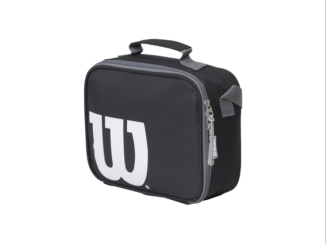 Lonchera juvenil de color negro con logo blanco de Wilson y detalles en gris, incluye asa superior.