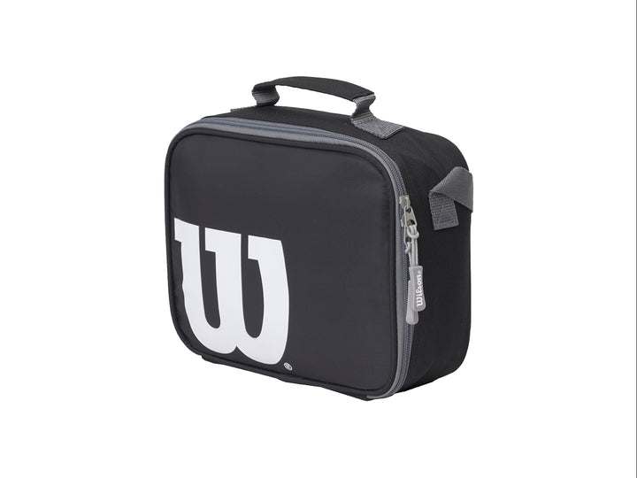 Lonchera juvenil de color negro con logo blanco de Wilson y detalles en gris, incluye asa superior.