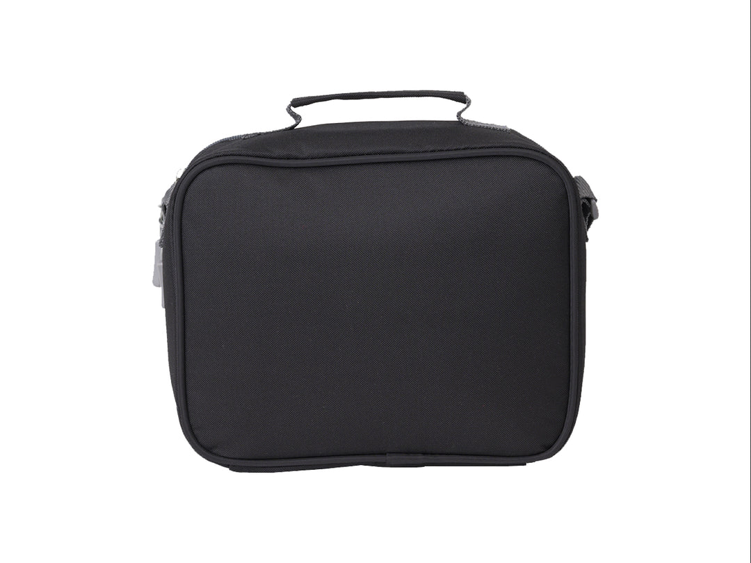 Lonchera juvenil de color negro con logo blanco de Wilson y detalles en gris, incluye asa superior.