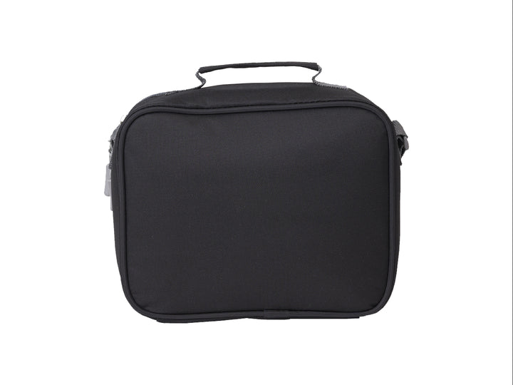 Lonchera juvenil de color negro con logo blanco de Wilson y detalles en gris, incluye asa superior.