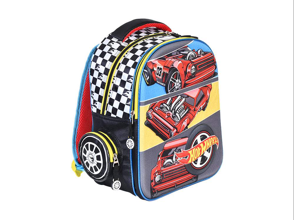 Mochila escolar infantil de Hot Wheels con imágenes de autos rojos y detalles en patrón de cuadros blanco y negro.