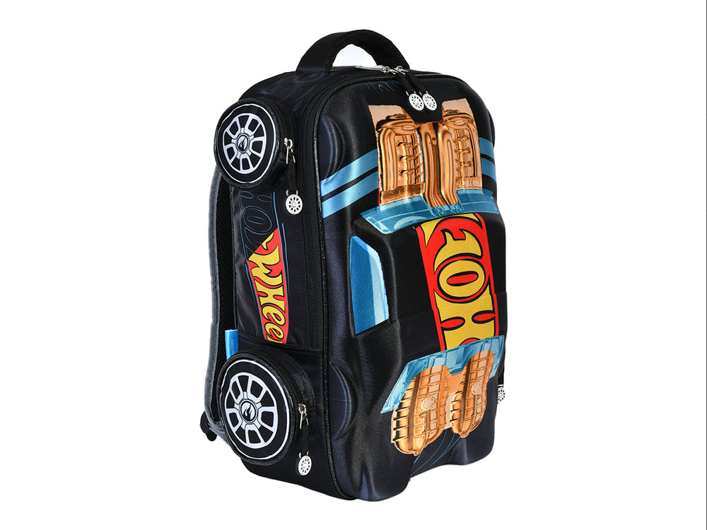 Mochila negra para niño con diseño frontal de un auto de Hot Wheels en colores azul, amarillo y rojo.