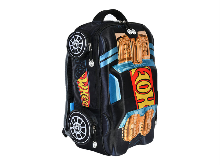 Mochila negra para niño con diseño frontal de un auto de Hot Wheels en colores azul, amarillo y rojo.