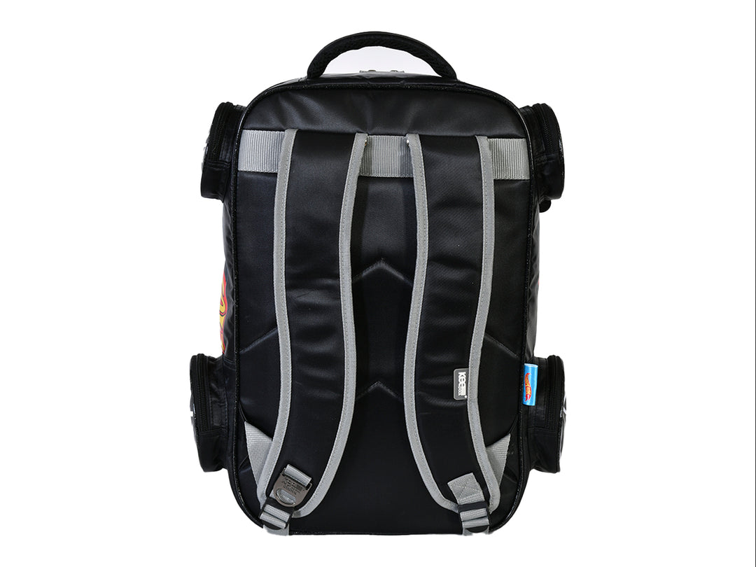 Mochila negra para niño con diseño frontal de un auto de Hot Wheels en colores azul, amarillo y rojo.