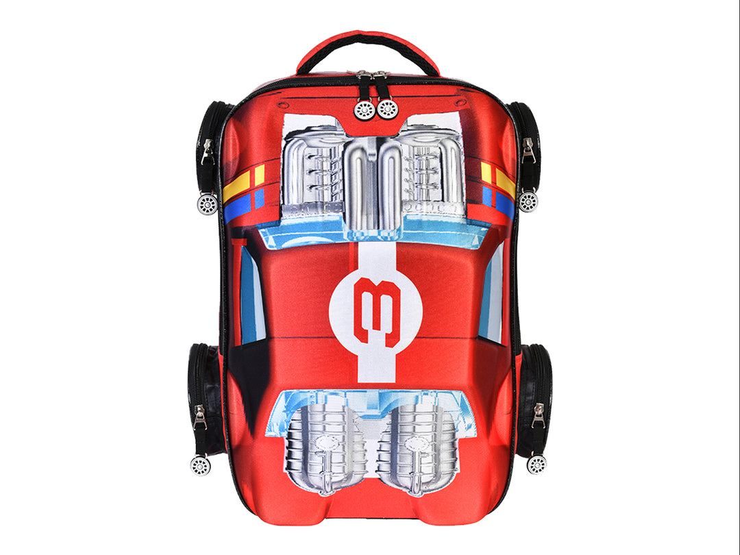 Mochila escolar roja para niño con diseño de auto Hot Wheels, detalles en blanco y azul y ruedas laterales decorativas.