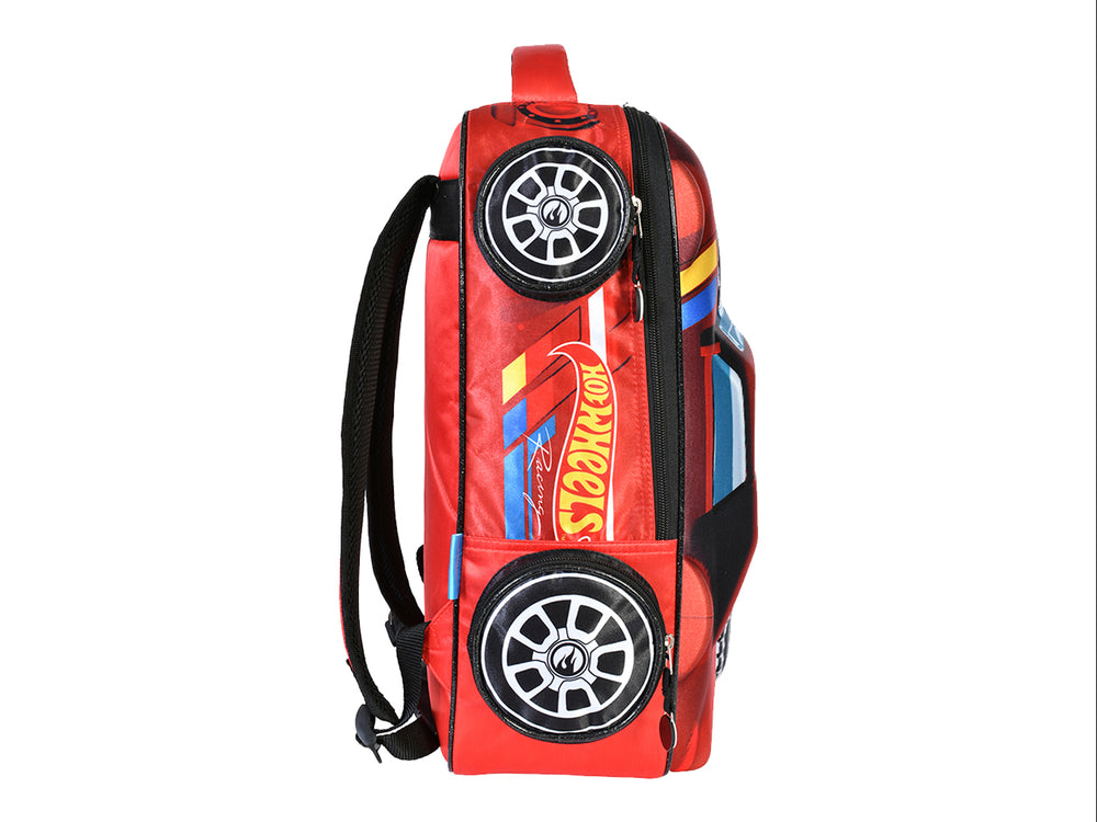Mochila escolar roja para niño con diseño de auto Hot Wheels, detalles en blanco y azul y ruedas laterales decorativas.