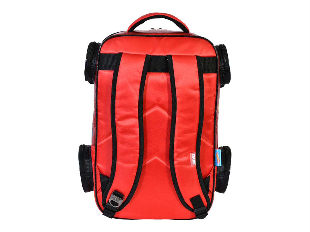 Mochila escolar roja para niño con diseño de auto Hot Wheels, detalles en blanco y azul y ruedas laterales decorativas.