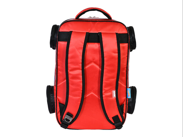Mochila escolar roja para niño con diseño de auto Hot Wheels, detalles en blanco y azul y ruedas laterales decorativas.
