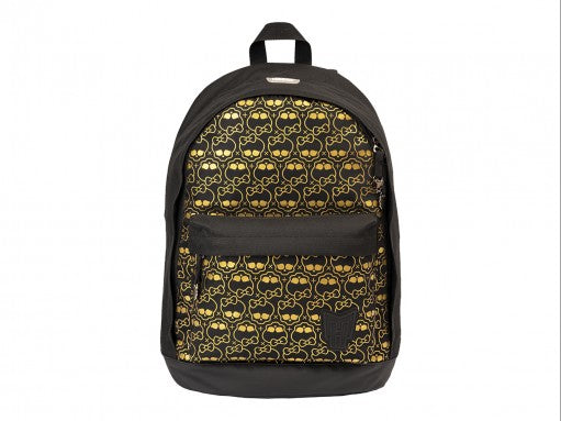 Mochila escolar negra para niña con estampado repetitivo en color dorado y bolsillo frontal.