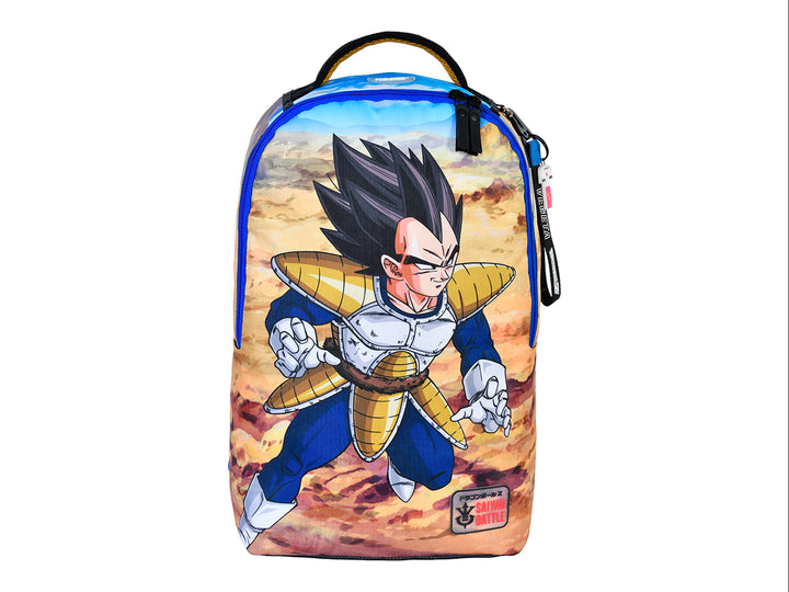 Mochila escolar multicolor con estampado del personaje Vegeta de Dragon Ball Z sobre fondo desértico.