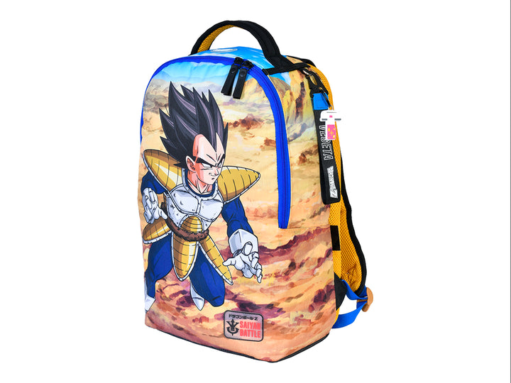 Mochila escolar multicolor con estampado del personaje Vegeta de Dragon Ball Z sobre fondo desértico.