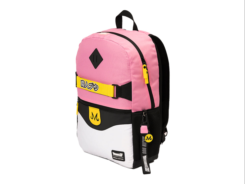 Mochila escolar multicolor en rosa, blanco y negro con detalles amarillos y letras japonesas.