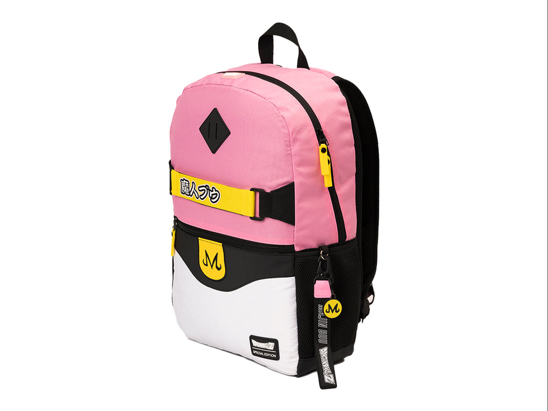 Mochila escolar multicolor en rosa, blanco y negro con detalles amarillos y letras japonesas.