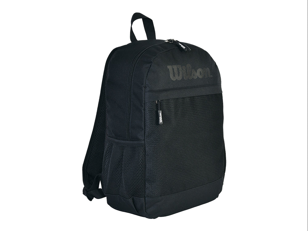 Mochila escolar Wilson de color negro con bolsillo frontal y asa superior.