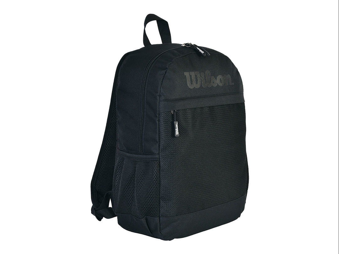 Mochila escolar Wilson de color negro con bolsillo frontal y asa superior.